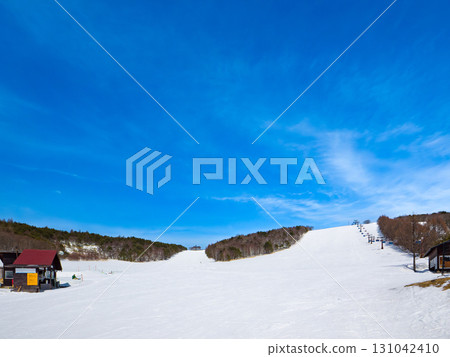 A winter ski resort with a vast, empty slope and lift station (Sugadaira Plateau, Nagano Prefecture) 131042410