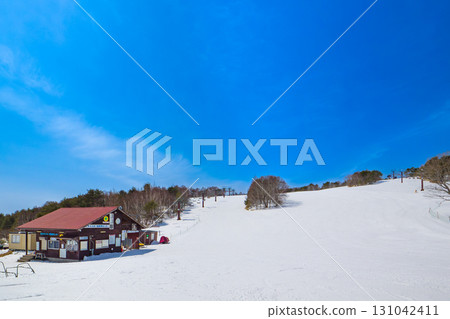 廣闊空曠的滑雪場和湛藍的天空（長野縣菅平高原） 131042411