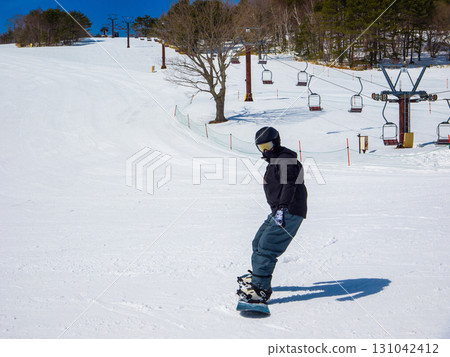 在晴朗的日子裡,滑雪者從緩坡上滑下(長野縣菅平高原) 在晴朗的日子裡,滑雪者從緩坡上滑下(長野縣菅平高原) 131042412