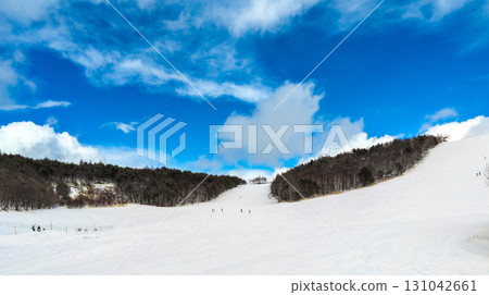 Winter panoramic view of a ski resort with blue skies and clouds (Sugadaira Plateau, Nagano Prefecture) Winter panoramic view of a ski resort with blue skies and clouds (Sugadaira Plateau, Nagano Prefecture) 131042661