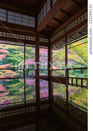 秋葉倒映在鏡子般的地板上 131044132