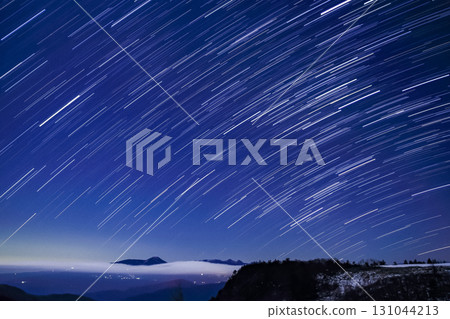 美原高原夜空中劃過的星光軌跡 131044213