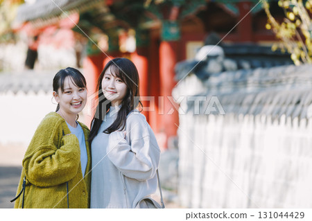 享受觀光的兩個婦女 131044429