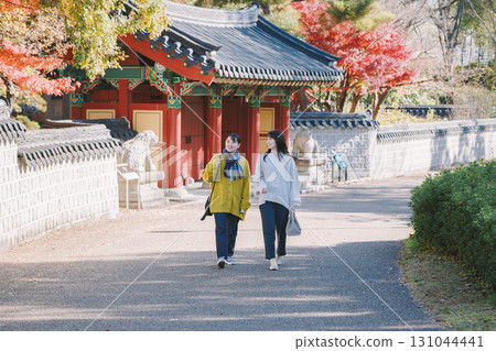 一位女士在秋葉季節享受觀光 131044441