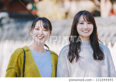 享受觀光的兩個婦女 享受觀光的兩個婦女 131044445