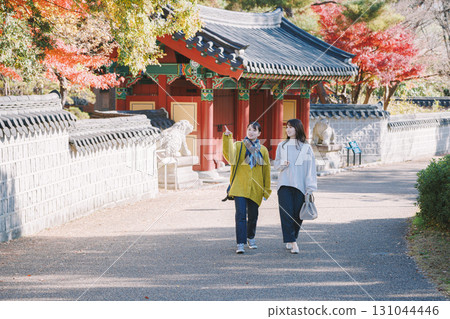 一位女士在秋葉季節享受觀光 一位女士在秋葉季節享受觀光 131044446