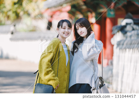 享受觀光的兩個婦女 享受觀光的兩個婦女 131044457