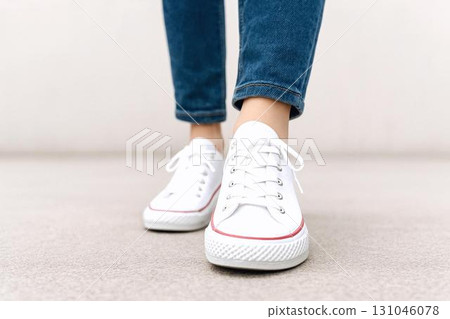 穿著白色運動鞋行走的人的雙腳。簡潔、清爽的行走圖像。 131046078