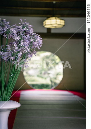 明月院圓窗與花的和諧 131046536