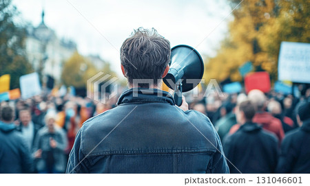 一名男子透過擴音器向一群抗議者講話 一名男子透過擴音器向一群抗議者講話 131046601