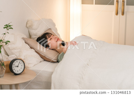 睡在床上的年輕亞洲女性（睡眠、酣睡、睡眠時間、良好睡眠） 131046813