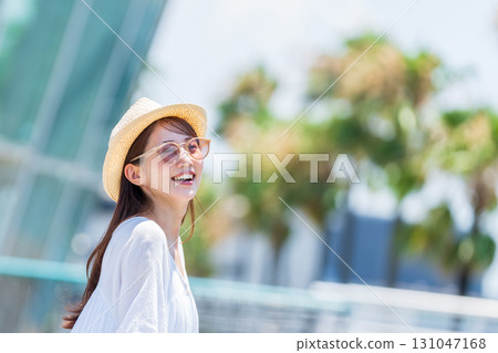 一個喜歡旅行的年輕女子 131047168