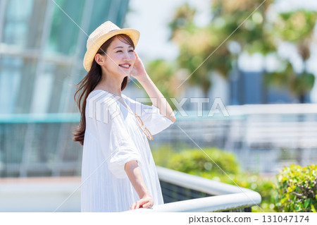 一個喜歡旅行的年輕女子 131047174