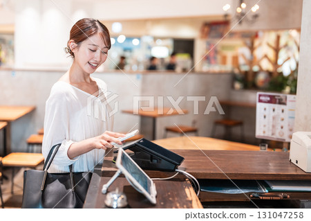 無現金智慧型手機支付的年輕女子 131047258