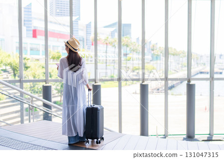 一位女士帶著行李箱旅行 131047315