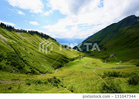 布里恩茨鐵路沿線美麗的瑞士山景和壯麗的全景 131047344