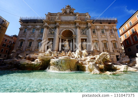 羅馬著名的特萊維噴泉：一個擁有美麗雕塑和波光粼粼水面的壯觀景點 131047375