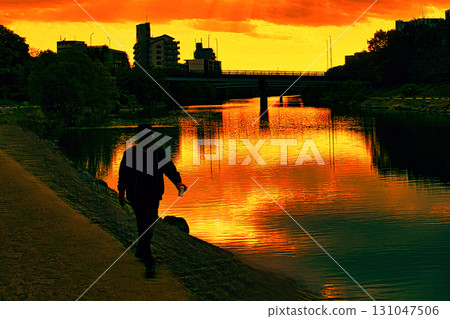日落時分,人們沿著河岸散步 日落時分,人們沿著河岸散步 131047506
