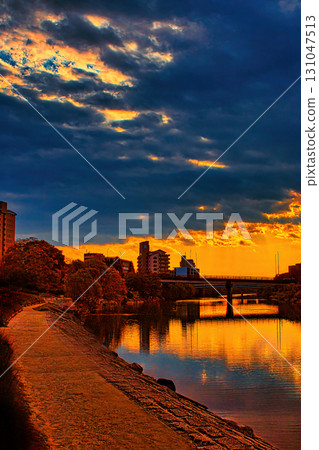 河面被夕陽染紅 131047513