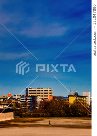 漫步在野間禦池公園的人們 漫步在野間禦池公園的人們 131047890