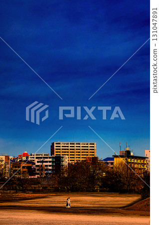 一對情侶在野間禦池公園散步 一對情侶在野間禦池公園散步 131047891