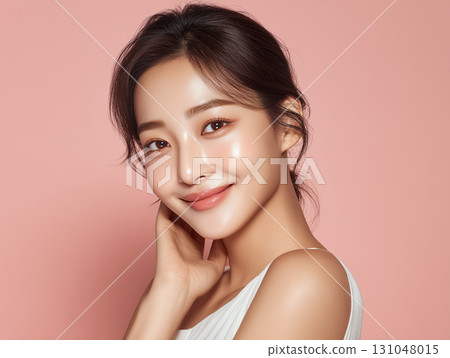 一位日本女性的肖像,化著自然妝容,在粉紅色背景下,她的皮膚顯得容光煥發 一位日本女性的肖像,化著自然妝容,在粉紅色背景下,她的皮膚顯得容光煥發 131048015