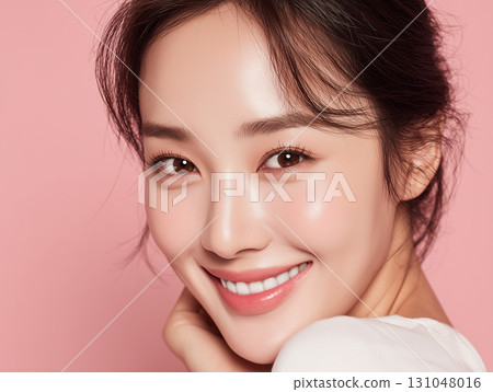 一位日本女性的肖像，化著自然妝容，在粉紅色背景下，她的皮膚顯得容光煥發 131048016