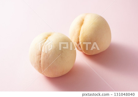 White peach 131048040