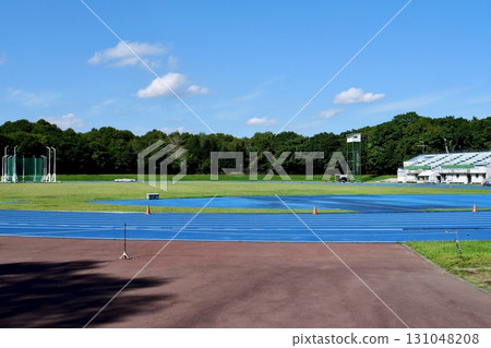 晴天的田徑場“藍色的跑道和草地”“千歲青葉公園” 晴天的田徑場“藍色的跑道和草地”“千歲青葉公園” 131048208