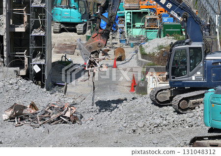 Dilapidated public housing to be demolished: Heavy machinery is used to separate metals 131048312