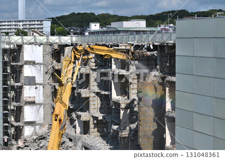 Aged public housing to be demolished Work scene of dismantling with large heavy machinery Aged public housing to be demolished Work scene of dismantling with large heavy machinery 131048361