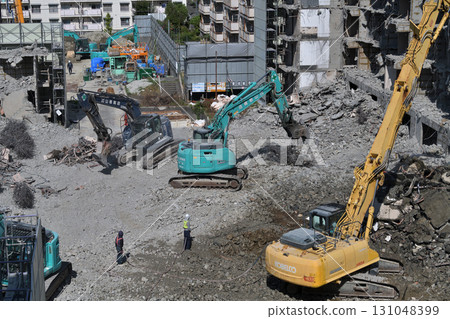 Dilapidated public housing to be demolished: Heavy machinery is used to separate metals 131048399