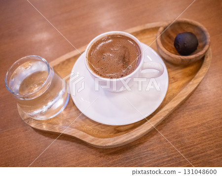 [土耳其] 伊斯坦堡郊區一家咖啡館的桌子上有一杯土耳其咖啡和一杯水 131048600