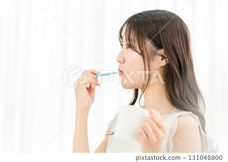 年輕的亞洲女性在家刷牙(美容牙科、美白、牙齒護理) 年輕的亞洲女性在家刷牙(美容牙科、美白、牙齒護理) 131048800