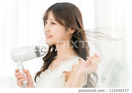 女人用吹風機吹乾頭髮（護髮） 131049237