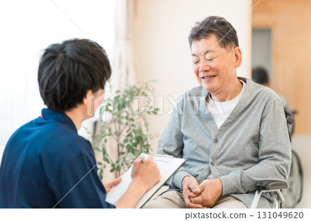 老人在養老院接受醫療問診和諮詢 老人在養老院接受醫療問診和諮詢 131049620