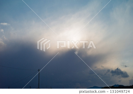 透過雲層看到的天空 131049724
