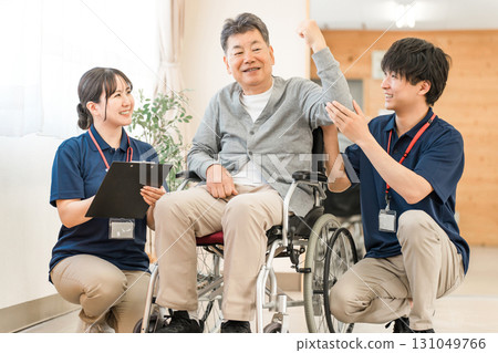 老年人/老年男子在護理機構與物理治療師、護理人員和培訓師一起進行椅子鍛煉、鍛煉和康復 131049766
