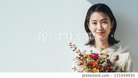 留著波波頭、手捧秋花的女子的肖像 131049930