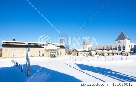 北海道美瑛町富良野線美瑛站的景色,在隆冬時節晴朗的藍天下 北海道美瑛町富良野線美瑛站的景色,在隆冬時節晴朗的藍天下 131050012