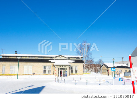 A view of Biei Station on the Furano Line in Biei Town, Hokkaido, in mid-winter under a clear blue sky 131050017