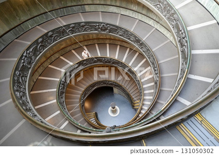 梵蒂岡博物館著名的螺旋樓梯:優美的曲線和令人驚嘆的歷史建築景觀 梵蒂岡博物館著名的螺旋樓梯:優美的曲線和令人驚嘆的歷史建築景觀 131050302