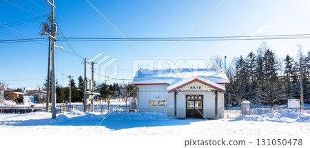 A view of the cute station building at Bibaushi Station in Biei, Hokkaido, with a blue sky spreading out A view of the cute station building at Bibaushi Station in Biei, Hokkaido, with a blue sky spreading out 131050478