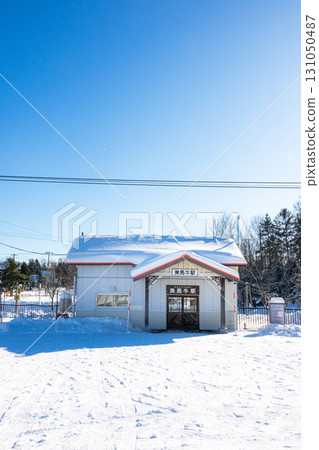 北海道美瑛的美瑛牛站可愛的車站大樓，藍天白雲 131050487