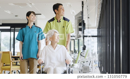 坐輪椅行走的老人和照護人員 131050779