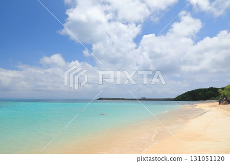 人們在波照間島西濱海灘美麗清澈的海水中游泳 人們在波照間島西濱海灘美麗清澈的海水中游泳 131051120