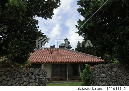 波照間島上一棟紅瓦屋頂的傳統房屋,周圍環繞著珊瑚石牆 波照間島上一棟紅瓦屋頂的傳統房屋,周圍環繞著珊瑚石牆 131051142