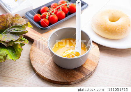 用微波爐做成蛋捲:將奶油加入混合好的材料中 用微波爐做成蛋捲:將奶油加入混合好的材料中 131051715