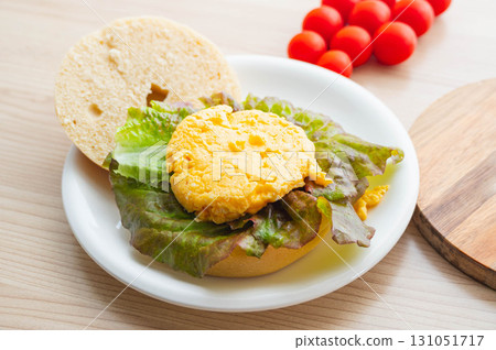 將煎蛋捲放在百吉餅上 將煎蛋捲放在百吉餅上 131051717