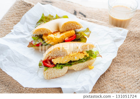 切片煎蛋百吉餅三明治 131051724